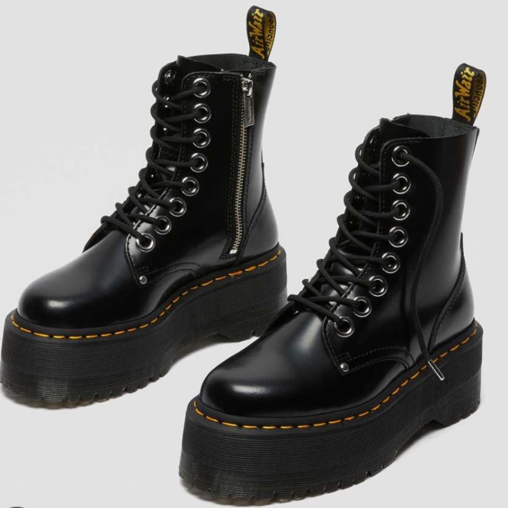 Doc martens size 9. Very good condition. Only worn twice
